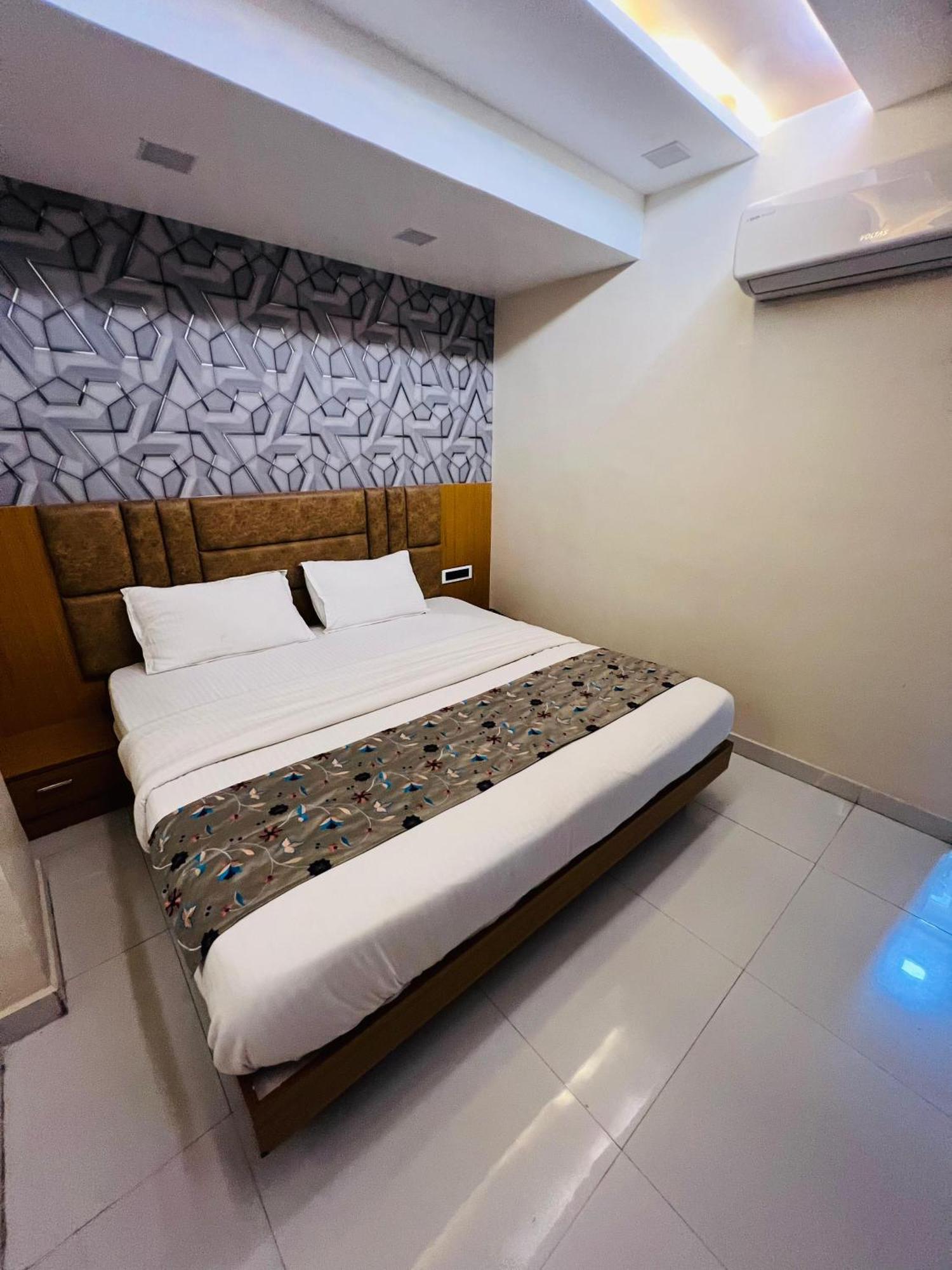 Hotel Exotic Ahmadabad Zewnętrze zdjęcie