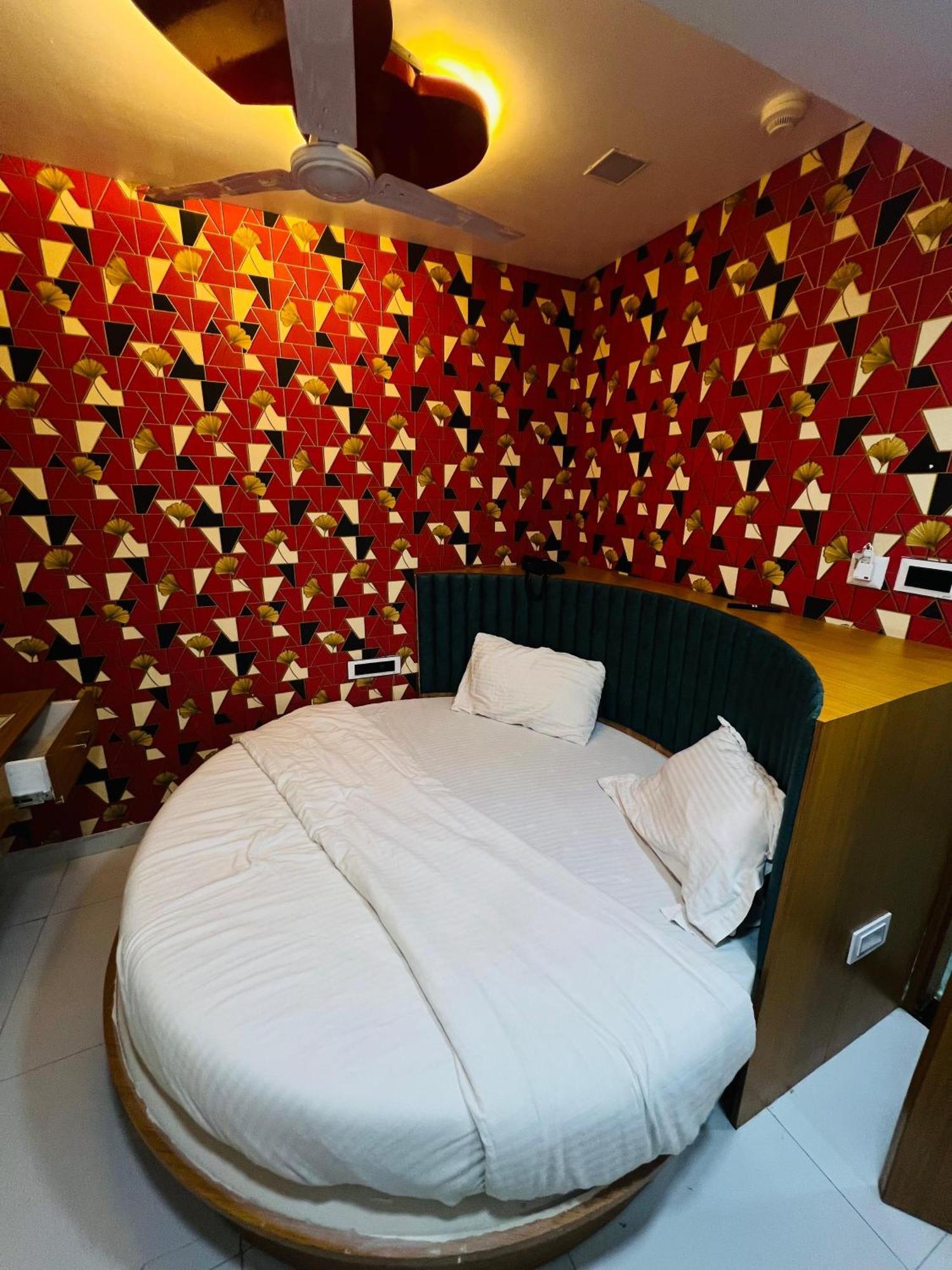 Hotel Exotic Ahmadabad Zewnętrze zdjęcie