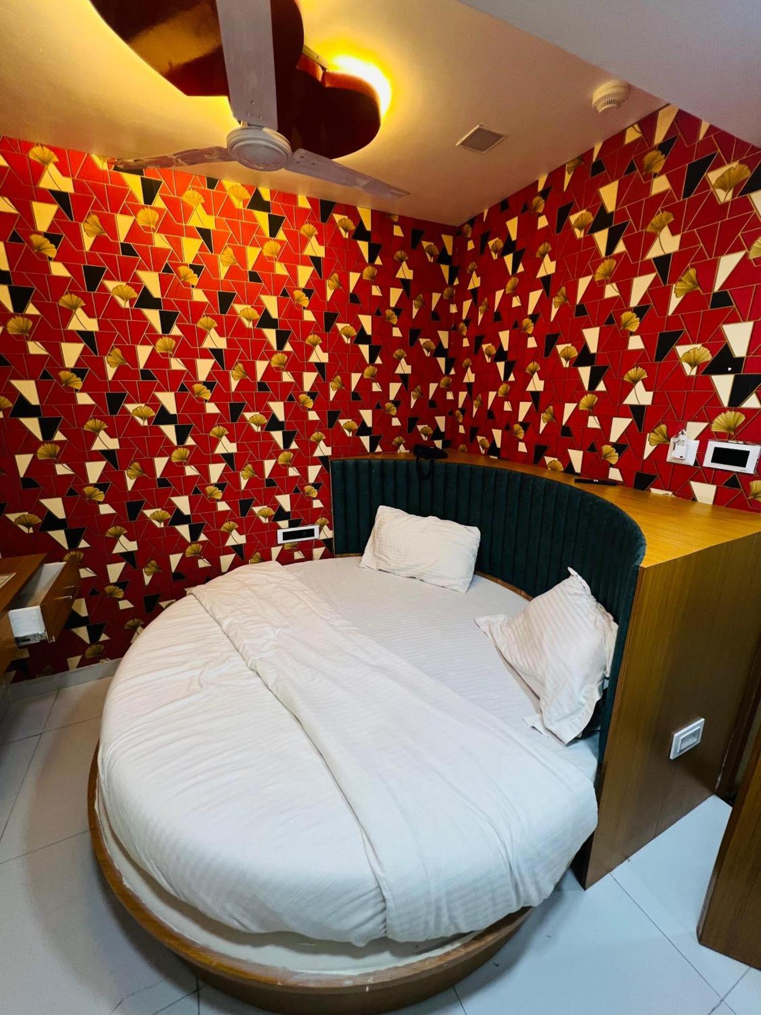 Hotel Exotic Ahmadabad Zewnętrze zdjęcie
