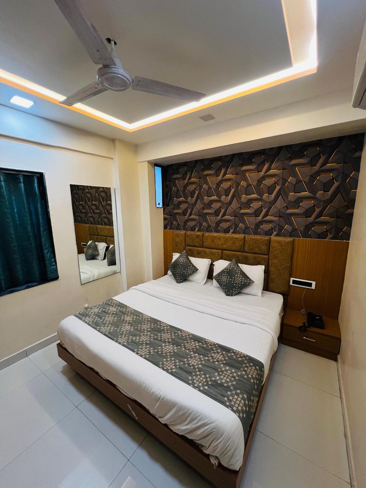 Hotel Exotic Ahmadabad Zewnętrze zdjęcie
