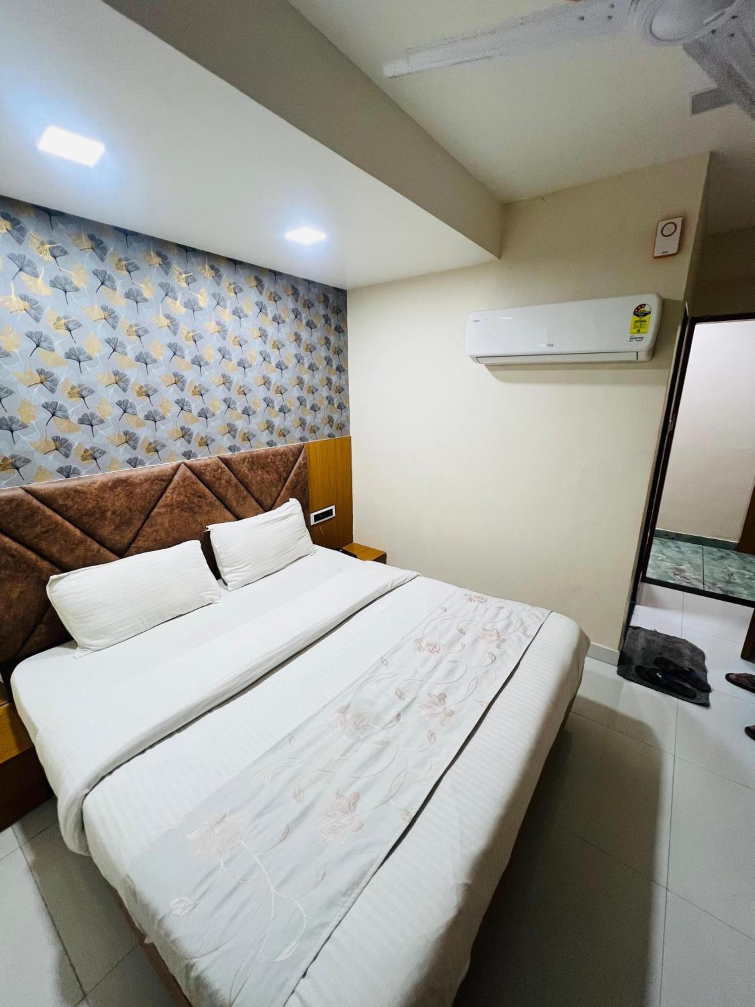 Hotel Exotic Ahmadabad Zewnętrze zdjęcie
