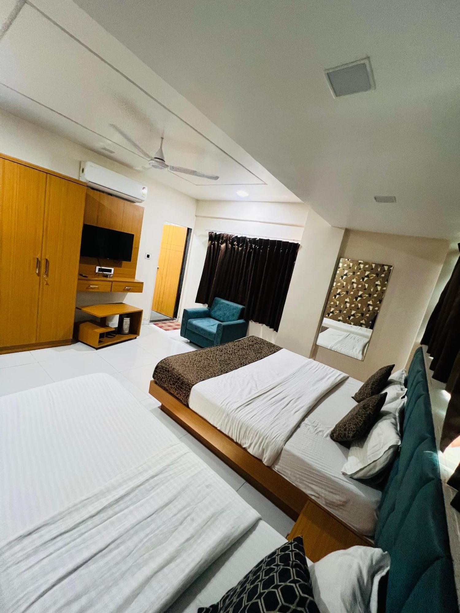 Hotel Exotic Ahmadabad Zewnętrze zdjęcie