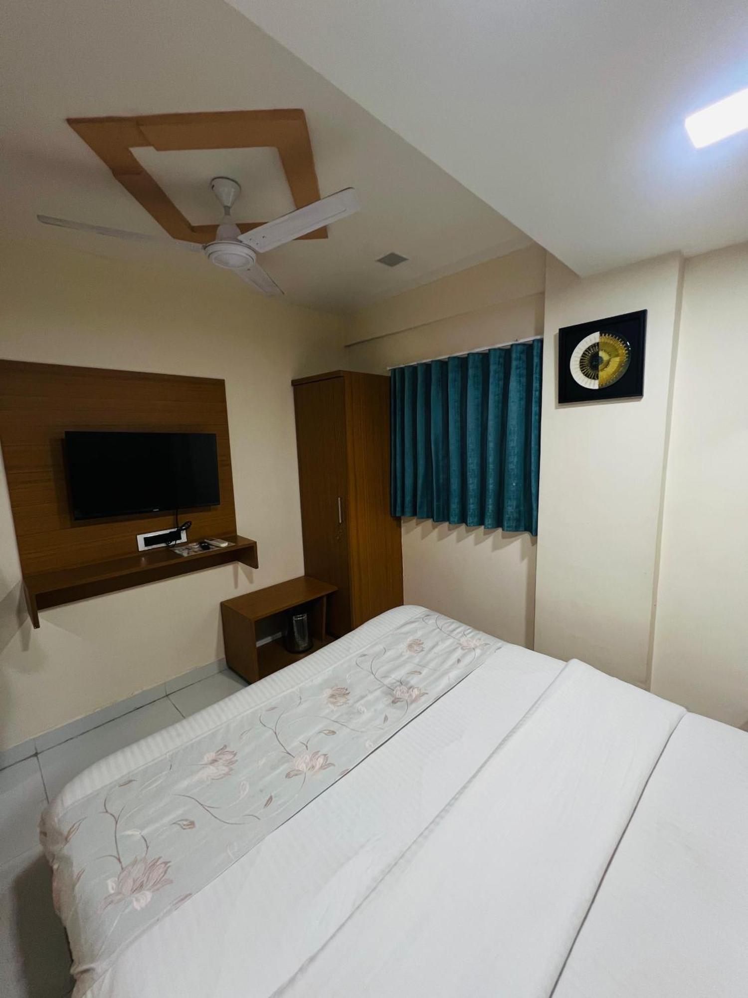 Hotel Exotic Ahmadabad Zewnętrze zdjęcie