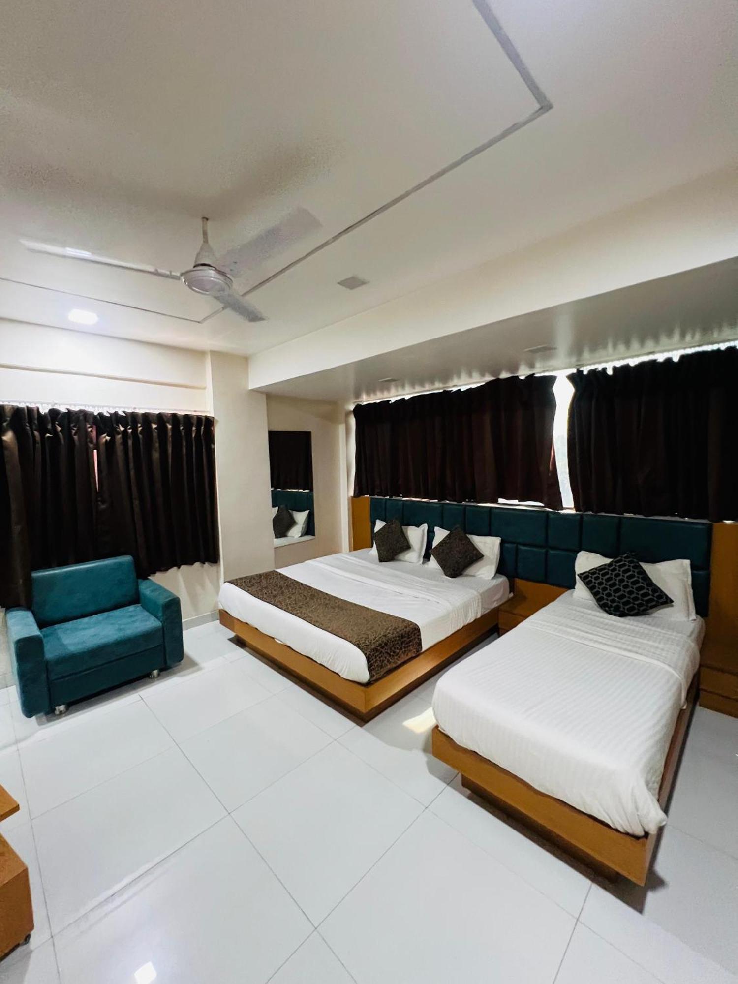 Hotel Exotic Ahmadabad Zewnętrze zdjęcie