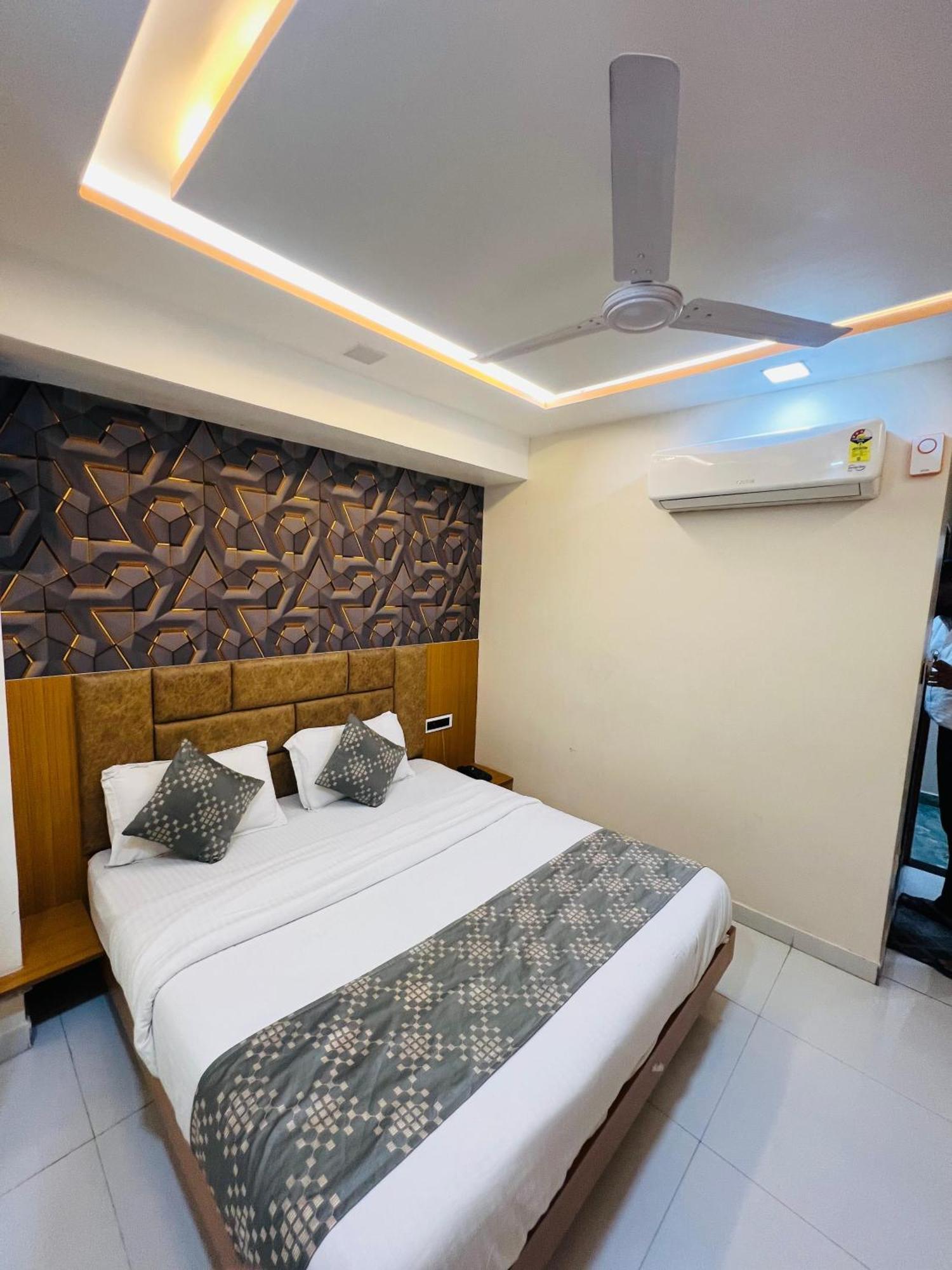 Hotel Exotic Ahmadabad Zewnętrze zdjęcie